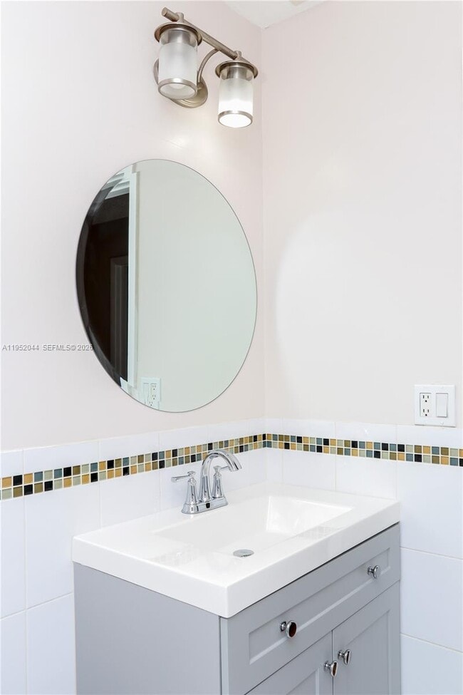 Building Photo - 8320 SW 39th Ct