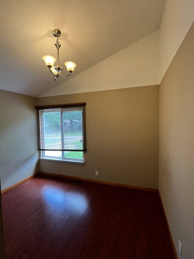 Building Photo - "Spacious 3 Bedroom/2 Bath Home in Florissant!"  Available for Move-In on 8/15/2026