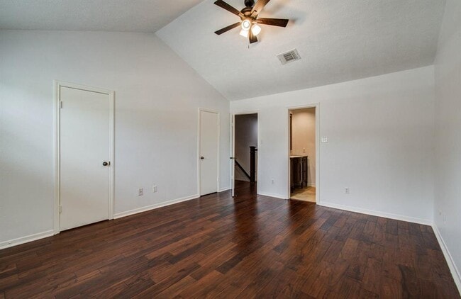 Building Photo - 926 Memorial Village Dr