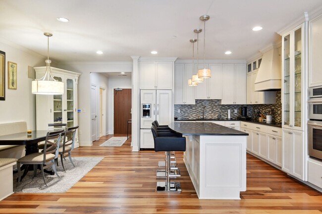 A seamless flow from kitchen to dining area - 875 Lake St N