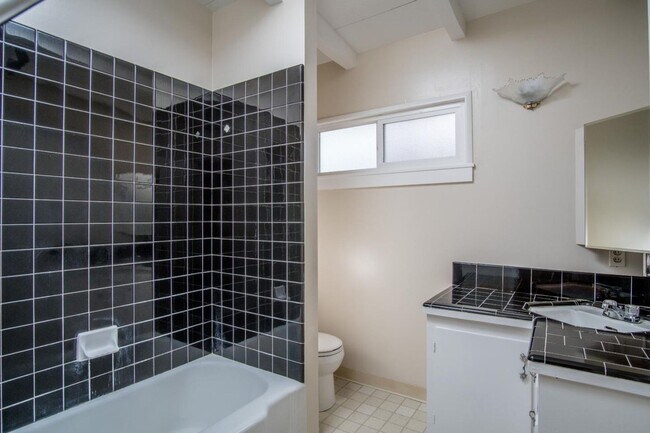 Building Photo - Charming 3 Bedroom, 2 Bathroom Home in Quiet Seaside Cul-de-sac