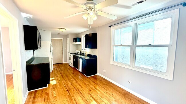 Building Photo - 1078 N Hermitage Ave