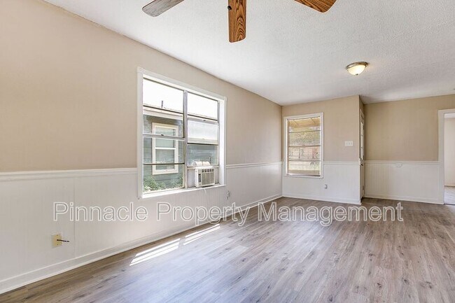 Building Photo - 132 E 11th St