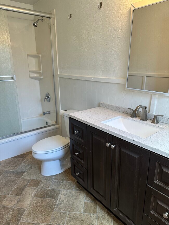 Building Photo - 230 Laurel St