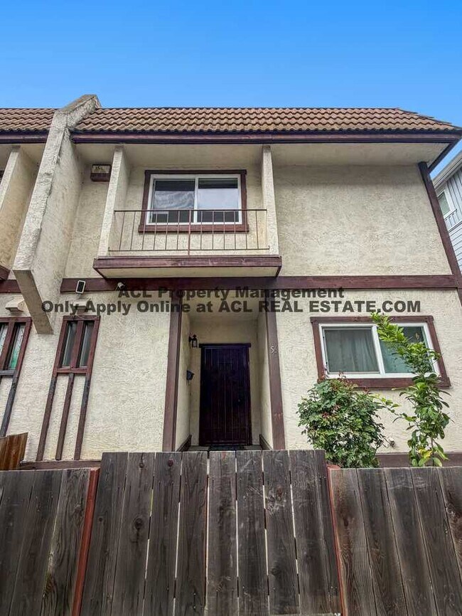 Building Photo - 3 Bed / 2.5 Bath | 1,362 Sq Ft | Prime Downtown San Leandro Location | Walkable + Parking
