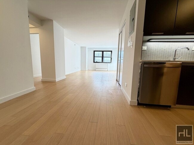 Building Photo - 222 E 39th St