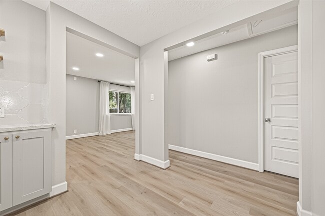 Building Photo - 1611 Drexel Dr