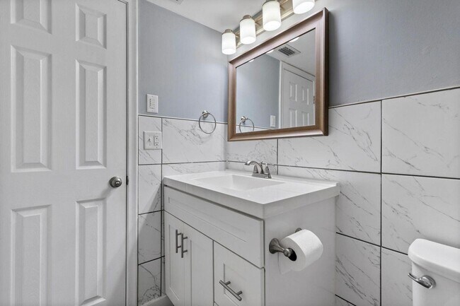 Building Photo - 8406 W Sample Rd