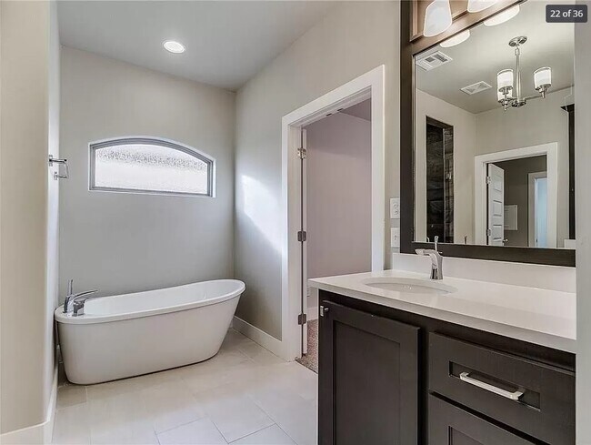 Building Photo - 2605 NE 14th St