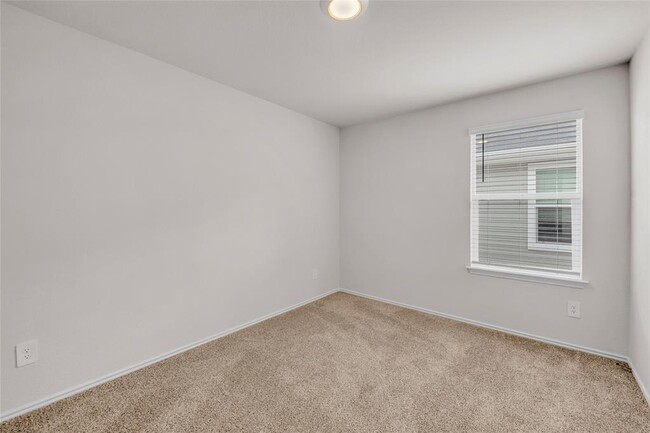 Building Photo - 185 Sandringham Lp