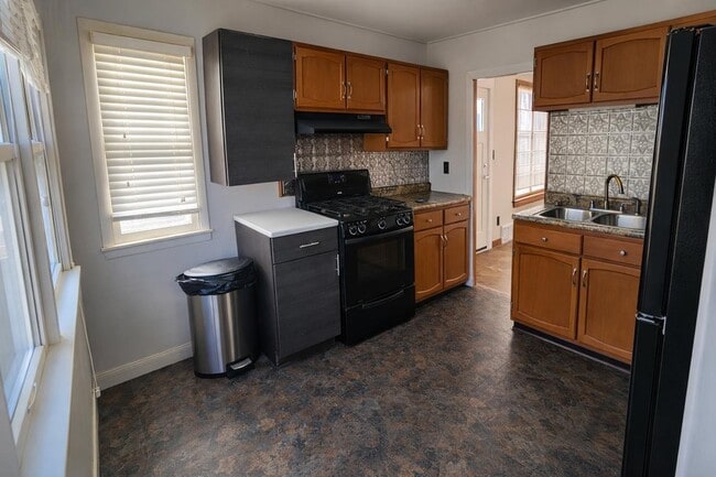 Building Photo - 117 3rd Ave