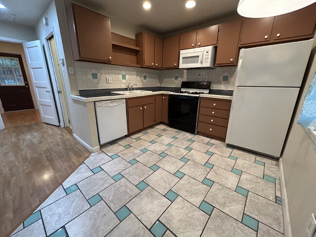 Building Photo - Cute 2 bedroom 1 bath in Tahoe Park Sacram...