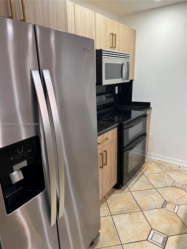 Building Photo - 600 NE 36th St