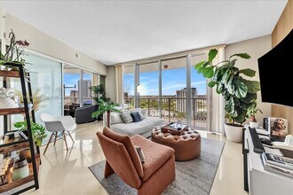 Building Photo - 1750 N Bayshore Dr