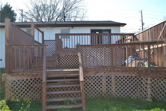 Building Photo - 555 Lee Byrd Rd