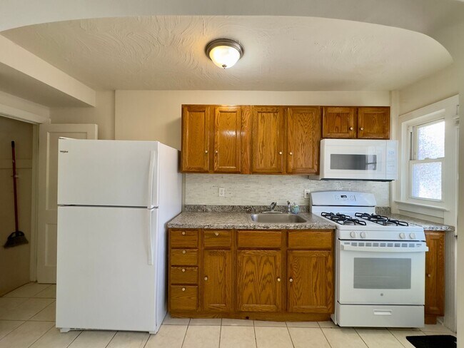 Building Photo - Charming 2 Bedroom/1 Bathroom Townhome in Medford!