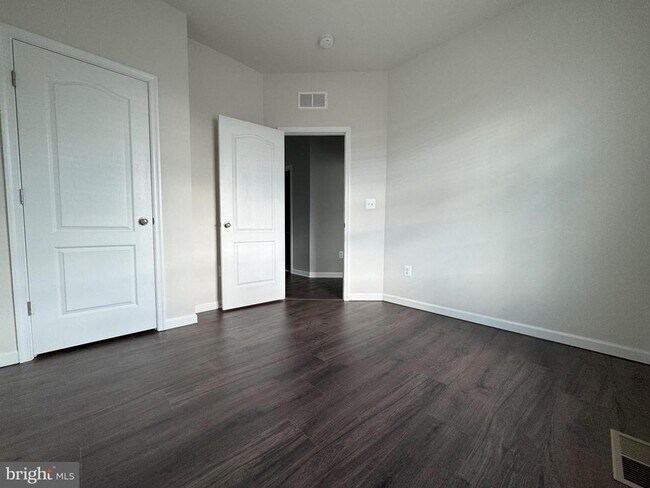 Building Photo - 9067 Fox Stream Way