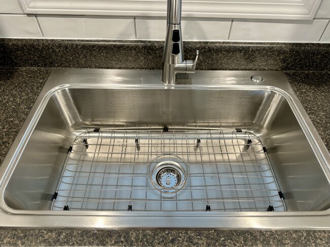 Oversized single Stainless Steel sink w/grate - 2229 Kenwood Blvd SE