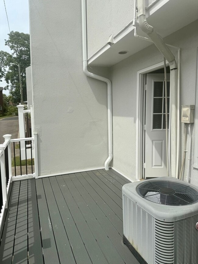 Building Photo - 2-bedroom, 2.5-bathroom home located in th...
