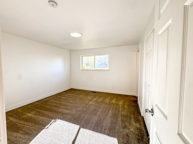 Building Photo - 1340 E Navajo Dr