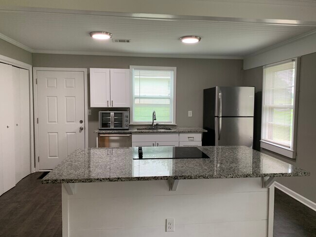 Building Photo - 137 Baker St