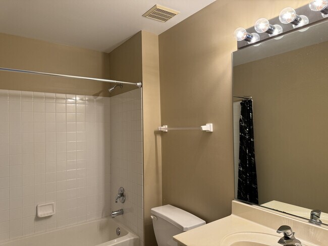 Building Photo - 74 Tanglewood Dr