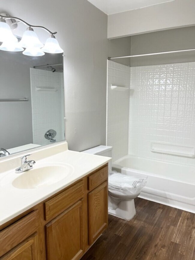 Building Photo - Charming 1 bedroom/1bath apartment near Do...
