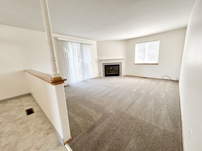Building Photo - 5548 - 5550