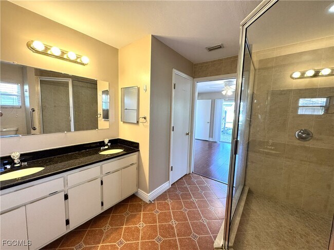 Building Photo - 2520 SW 11th Pl