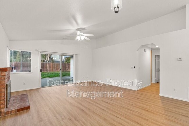 Building Photo - 165 Henry Ct