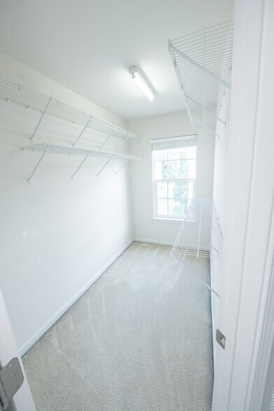 Building Photo - Room in Townhome on Duvalla Ave