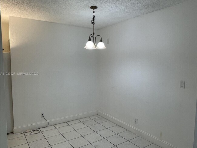 Building Photo - 2632 Riverside Dr