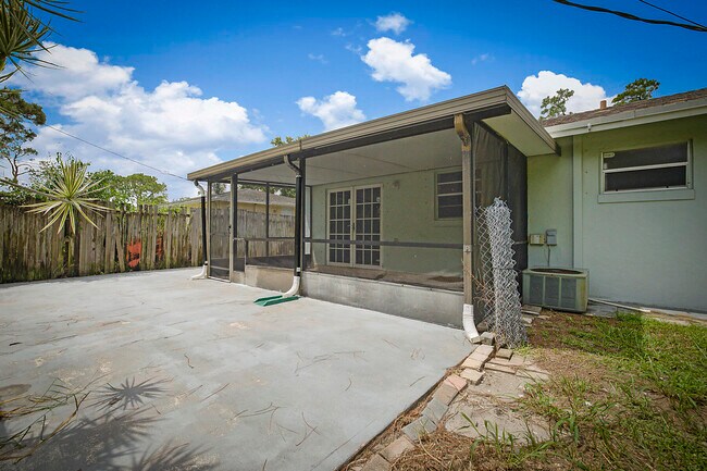 Building Photo - 2346 Caroma Ln