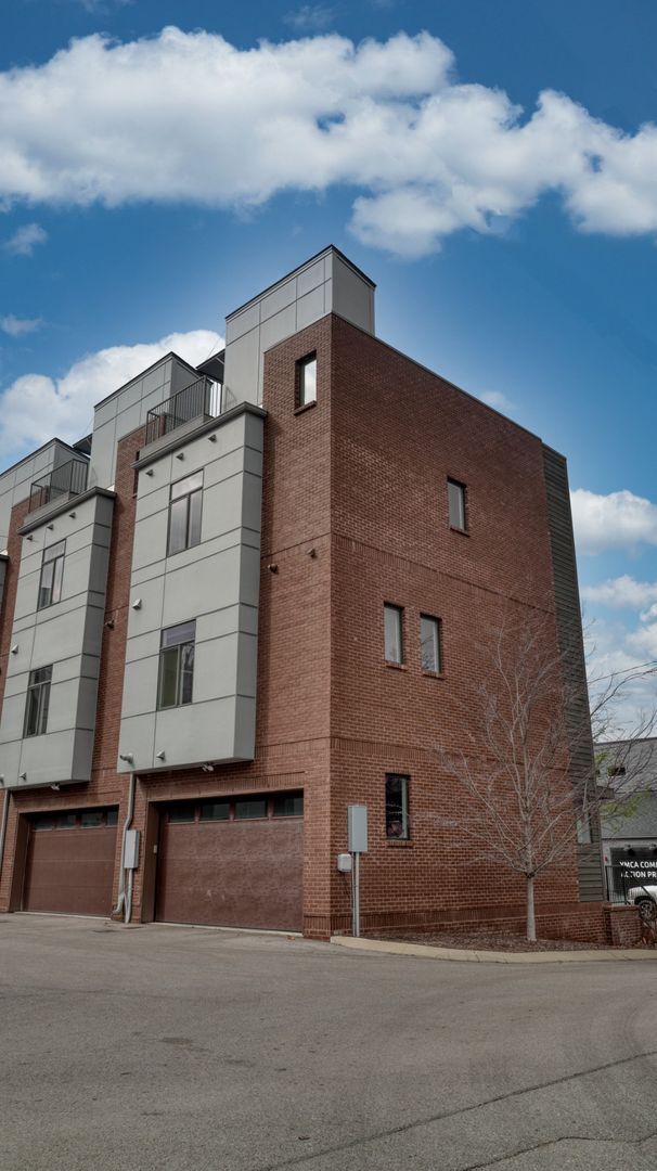 Building Photo - 3 Bedroom Townhome in 5 Points with Private Garage and Rooftop Deck