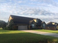 Building Photo - Beech Creek Golf Course - 4 bedrooms / 2 b...
