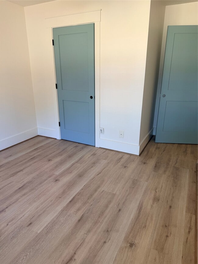 Building Photo - 1906 Shadow Bend Dr