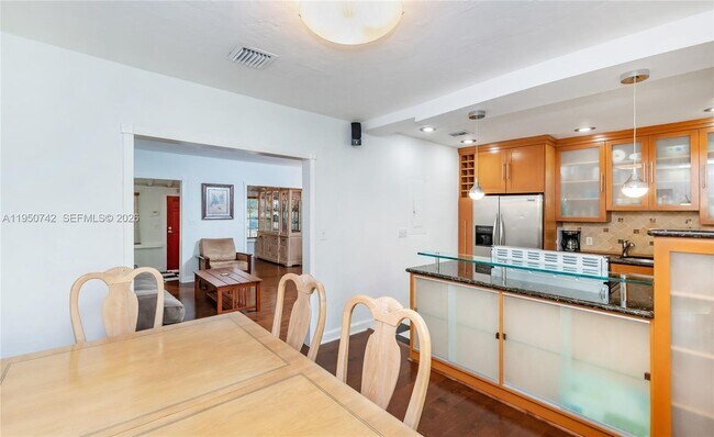 Building Photo - 2920 SW 30th Ct