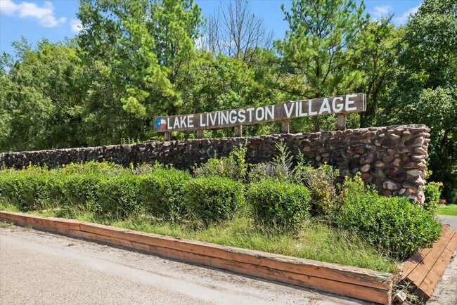 Building Photo - 211 Woodstock