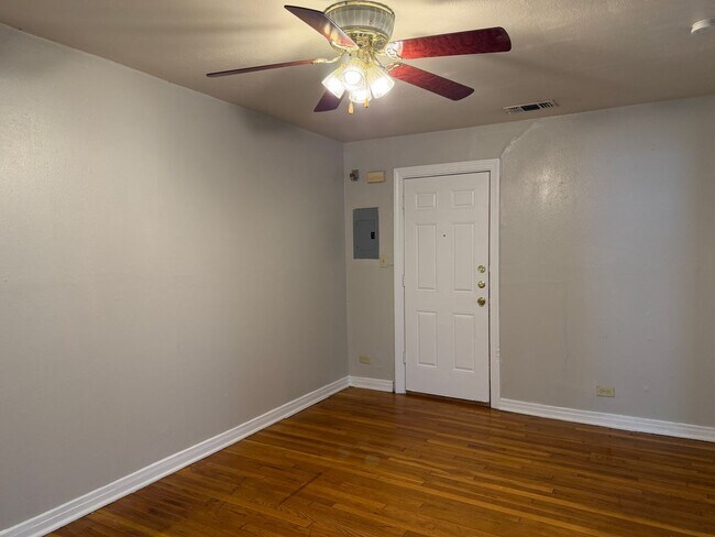 Building Photo - Lovely 1-Bedroom in Mahncke Park