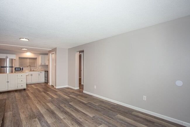 Building Photo - 2 Bed 1 Bath On Bus Route - Heat Included