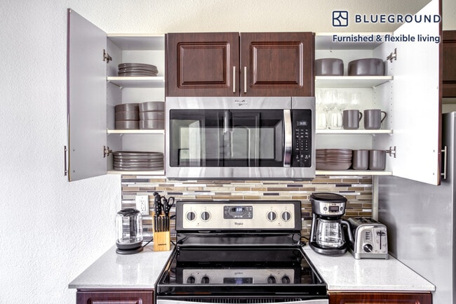 Building Photo - 11601 Century Oaks Terrace