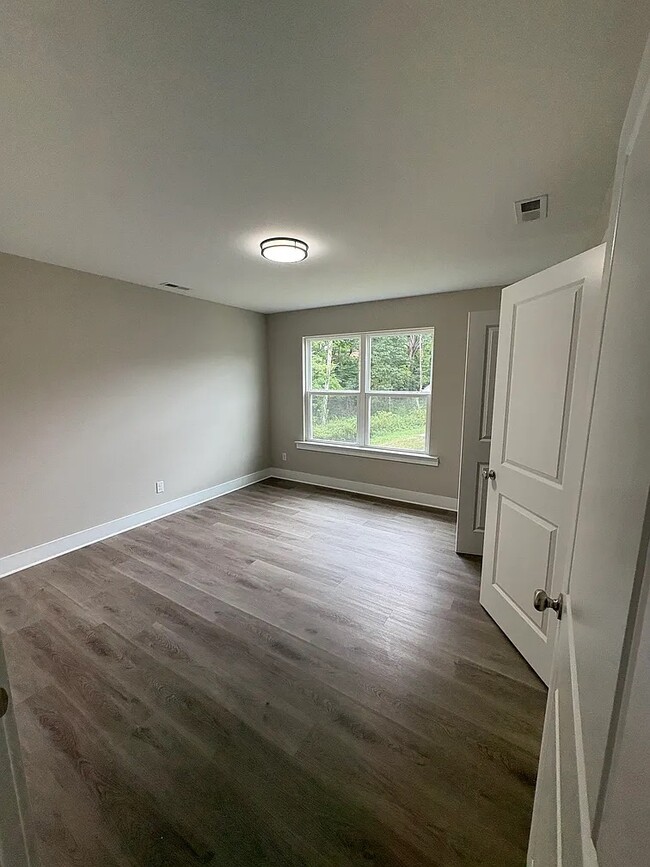 Building Photo - 4662 Heiskell Dr