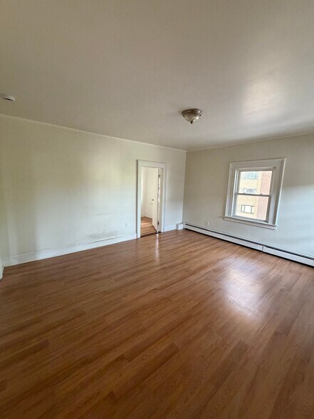 Building Photo - 479 Broad St
