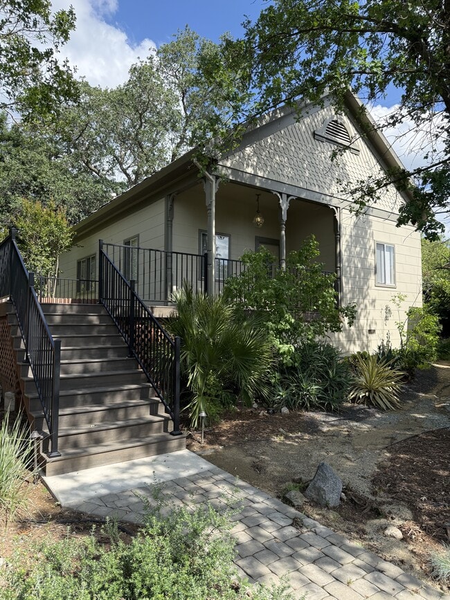 Building Photo - 116 S Arroyo Seco St