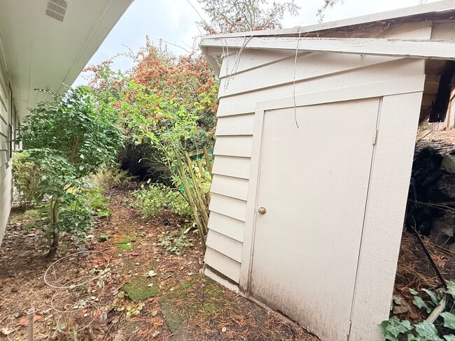 Building Photo - Charming 4 Bedroom Home with Fully Fenced Backyard!