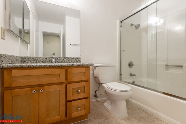 Building Photo - Spacious Evergreen Townhouse | New Interio...
