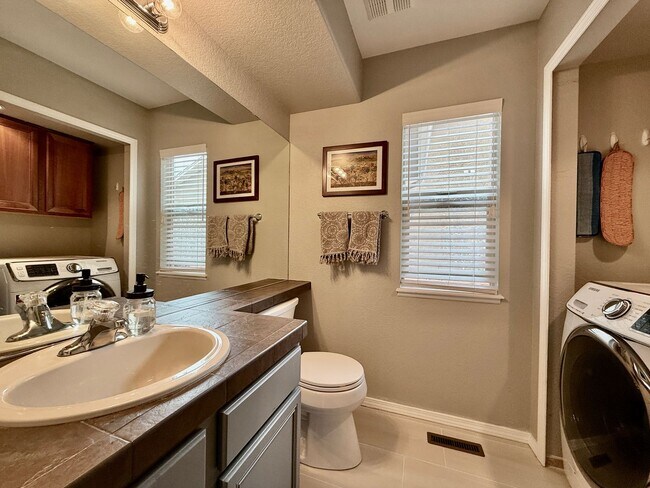 Building Photo - Stunning 4-Bedroom Home with Loft and Fini...