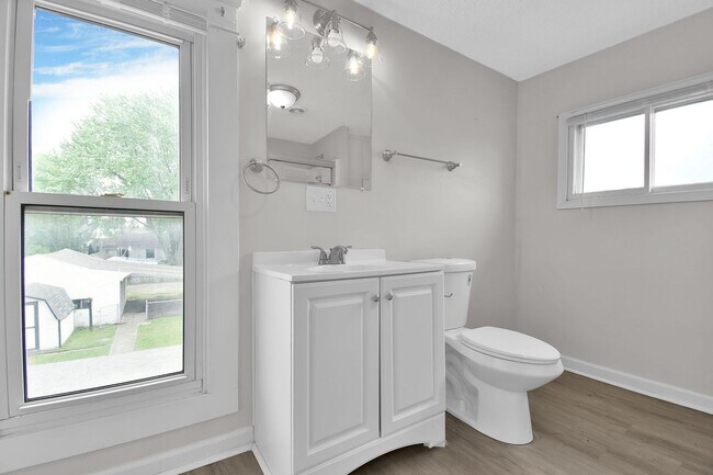 Building Photo - Large Single Family Rental - Available Now
