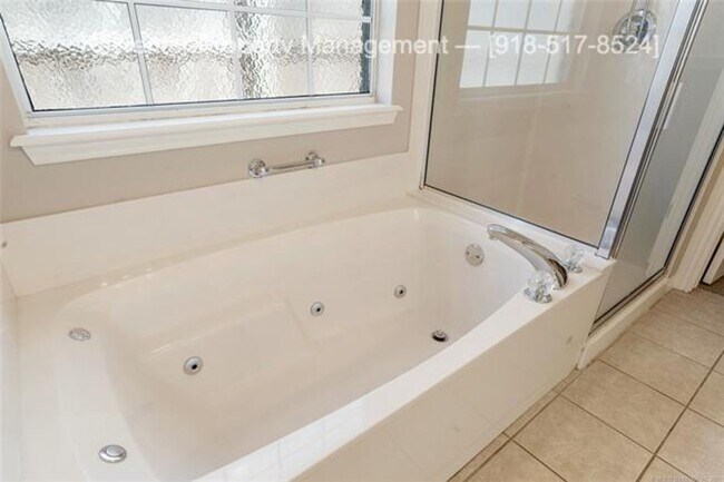 Building Photo - 3 Bed | 2 Bath | Jenks