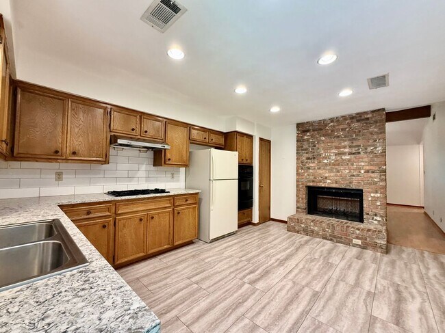 Building Photo - 3900 Knollwood Dr